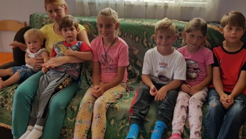 СВЕГА ИМАЈУ, НИЧЕГ ДОВОЉНО: Томислава и Миладин из Гаџиног Хана одгајају шесторо деце СВЕГА ИМАЈУ, НИЧЕГ ДОВОЉНО: Томислава и Миладин из Гаџиног Хана одгајају шесторо деце