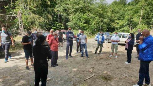 UNIŠTENA REKA, ELEKTRANA DIVLJE GRAĐENA: Gnevni građani Bara Kraljskih zaustavili radove na gradnji male HE UNIŠTENA REKA, ELEKTRANA DIVLJE GRAĐENA: Gnevni građani Bara Kraljskih zaustavili radove na gradnji male HE