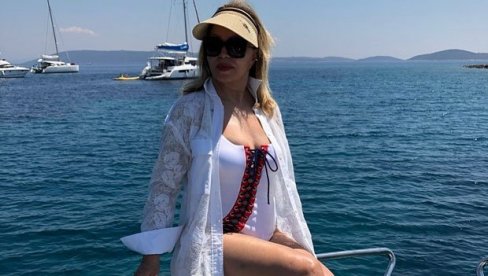 НЕДА УКРАДЕН У ЖУТОМ БИКИНИЈУ: Певачица одушевила пратиоце - Изгледате боље, него са 45 (ФОТО) НЕДА УКРАДЕН У ЖУТОМ БИКИНИЈУ: Певачица одушевила пратиоце - Изгледате боље, него са 45 (ФОТО)