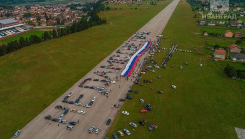 ВЕЛИЧАНСТВЕН ПРИЗОР У БЕРАНАМА: Народ аутомобилима исписао - Не дамо светиње (ФОТО) ВЕЛИЧАНСТВЕН ПРИЗОР У БЕРАНАМА: Народ аутомобилима исписао - Не дамо светиње (ФОТО)
