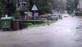 VELIKO NEVREME POGODILO ZAGREB: Potopljene ulice, padao grad veličine lešnika (VIDEO) VELIKO NEVREME POGODILO ZAGREB: Potopljene ulice, padao grad veličine lešnika (VIDEO)