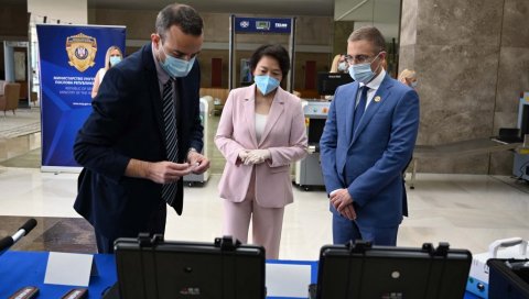 ДОНАЦИЈА КИНЕ ЗА МУП СРБИЈЕ: Стефановић захвалан амбасадорки Чен Бо ДОНАЦИЈА КИНЕ ЗА МУП СРБИЈЕ: Стефановић захвалан амбасадорки Чен Бо