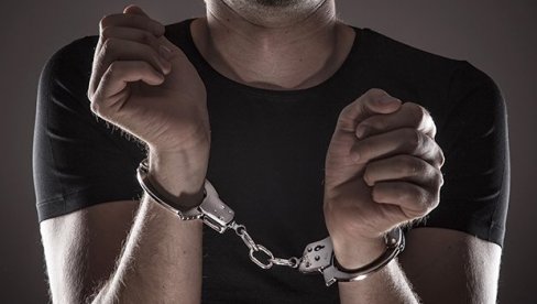 STOLIĆ SUTRA NA SASLUŠANJU: Inspektor osumnjičen da je odavao tajne kavačkom klanu izlazi pred tužioca STOLIĆ SUTRA NA SASLUŠANJU: Inspektor osumnjičen da je odavao tajne kavačkom klanu izlazi pred tužioca