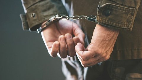 УХАПШЕНИ РАЗБОЈНИЦИ ИЗ ОКОЛИНЕ КОВАЧИЦЕ: Упали у кућу мушкарца, ударали га и украли мобилни телефон УХАПШЕНИ РАЗБОЈНИЦИ ИЗ ОКОЛИНЕ КОВАЧИЦЕ: Упали у кућу мушкарца, ударали га и украли мобилни телефон