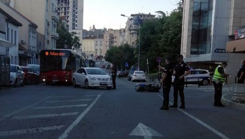 САОБРАЋАЈКА НА ЗЕЛЕНОМ ВЕНЦУ: Судар аутомобила и мотора (ФОТО) САОБРАЋАЈКА НА ЗЕЛЕНОМ ВЕНЦУ: Судар аутомобила и мотора (ФОТО)
