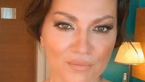 ИМА ЈОШ ОРИГИНАЛНИХ ФРАЈЕРА: Нина Бадрић одушевљена потезом мистериозног мушкарца (ФОТО) ИМА ЈОШ ОРИГИНАЛНИХ ФРАЈЕРА: Нина Бадрић одушевљена потезом мистериозног мушкарца (ФОТО)