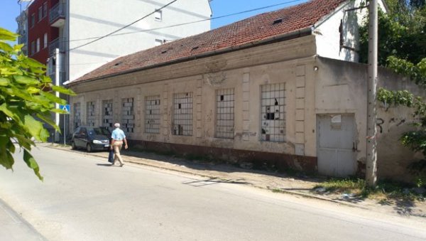 ВРТИЋ УМЕСТО ФАБРИКЕ: Уклониће 14,5 тона кровног покривача од азбеста ВРТИЋ УМЕСТО ФАБРИКЕ: Уклониће 14,5 тона кровног покривача од азбеста