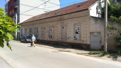 VRTIĆ UMESTO FABRIKE: Ukloniće 14,5 tona krovnog pokrivača od azbesta VRTIĆ UMESTO FABRIKE: Ukloniće 14,5 tona krovnog pokrivača od azbesta