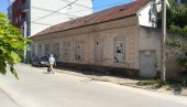 ВРТИЋ УМЕСТО ФАБРИКЕ: Уклониће 14,5 тона кровног покривача од азбеста ВРТИЋ УМЕСТО ФАБРИКЕ: Уклониће 14,5 тона кровног покривача од азбеста