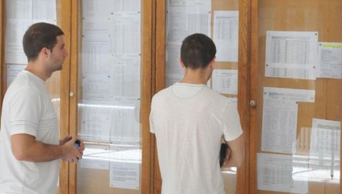 МЕСТА НА ФАКУЛТЕТИМА: Да ли матуранти који су остали неуписани после првог рока имају шансе? МЕСТА НА ФАКУЛТЕТИМА: Да ли матуранти који су остали неуписани после првог рока имају шансе?