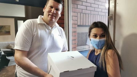ТОРТА ВЕРНОМ СЛУШАОЦУ: Рођендански поклон Радија Новости ТОРТА ВЕРНОМ СЛУШАОЦУ: Рођендански поклон Радија Новости