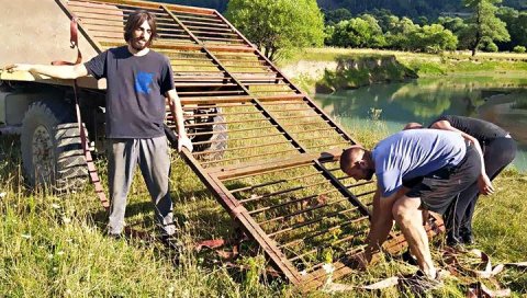 КАПИЈА БАЧЕНА У РЕКУ: Албанци код Гусиња желе да осујете обнову храма КАПИЈА БАЧЕНА У РЕКУ: Албанци код Гусиња желе да осујете обнову храма