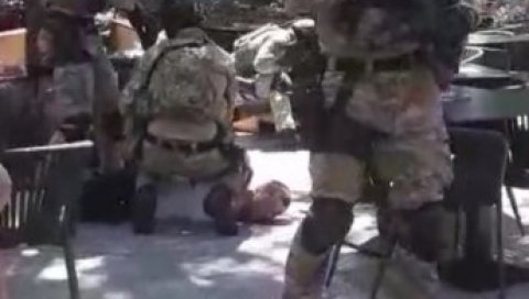 ШАКИЋ УХАПШЕН ЗБОГ УБИСТВА ЋУЛУМА: Полиција га брутално ухапсила у кафићу, гости се тресли од страха (ВИДЕО) ШАКИЋ УХАПШЕН ЗБОГ УБИСТВА ЋУЛУМА: Полиција га брутално ухапсила у кафићу, гости се тресли од страха (ВИДЕО)