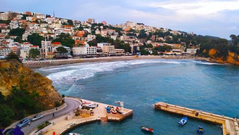 У УЛЦИЊУ НАЈВИШЕ ЗАРАЖЕНИХ У ЦРНОЈ ГОРИ: Све је већи број заражених у школама, у болници у Бару скоро да нема места У УЛЦИЊУ НАЈВИШЕ ЗАРАЖЕНИХ У ЦРНОЈ ГОРИ: Све је већи број заражених у школама, у болници у Бару скоро да нема места