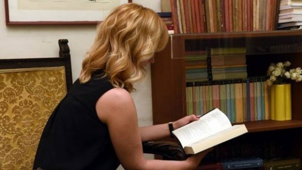 СЛУЧАЈ ДОБИО ЕПИЛОГ: Сећате се Београђанке којој је претила заплена имовине због невраћених књига, ево шта се сада дешава са њом СЛУЧАЈ ДОБИО ЕПИЛОГ: Сећате се Београђанке којој је претила заплена имовине због невраћених књига, ево шта се сада дешава са њом