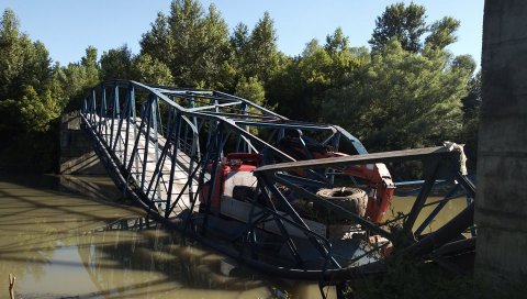 СРУШИО СЕ МОСТ НА КОЛУБАРИ: У реку упао и камион натоварен грађом СРУШИО СЕ МОСТ НА КОЛУБАРИ: У реку упао и камион натоварен грађом