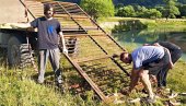 POSLE DIVLJANJA ALBANACA U MARTINOVIĆIMA: Crkvenu kapiju našli u reci POSLE DIVLJANJA ALBANACA U MARTINOVIĆIMA: Crkvenu kapiju našli u reci