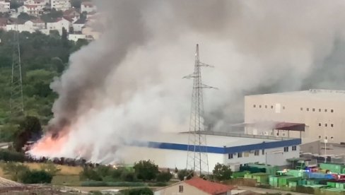ВЕЛИКИ ПОЖАР У СПЛИТУ: Горе бале папира и пластике, 40 ватрогасаца са 13 возила на терену (ВИДЕО) ВЕЛИКИ ПОЖАР У СПЛИТУ: Горе бале папира и пластике, 40 ватрогасаца са 13 возила на терену (ВИДЕО)