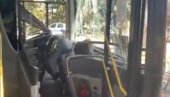 УЖАС У БЕОГРАДУ: Аутобус прикљештио жену, повређен и возач - хитно пребачени на ВМА УЖАС У БЕОГРАДУ: Аутобус прикљештио жену, повређен и возач - хитно пребачени на ВМА