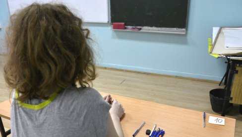 ЧИТАВ РАЗРЕД У КАРАНТИНУ: Због ученика с короном сви ђаци у самоизолацији ЧИТАВ РАЗРЕД У КАРАНТИНУ: Због ученика с короном сви ђаци у самоизолацији