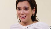 DUA LIPA POKAZALA ZADNJICU: Srbi je ismejali - Da li je to od sarme i ajvara? (FOTO) DUA LIPA POKAZALA ZADNJICU: Srbi je ismejali - Da li je to od sarme i ajvara? (FOTO)