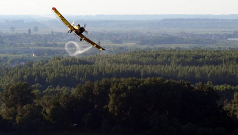 АВИОНИМА НА КОМАРЦЕ: Настављено запрашивање крвопија из ваздуха (ФОТО) АВИОНИМА НА КОМАРЦЕ: Настављено запрашивање крвопија из ваздуха (ФОТО)