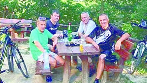 POKRAJINSKI PREMIJER NA DVA TOČKA: Mirović sa fruškogorskim leptirima vozio 45 kilometara POKRAJINSKI PREMIJER NA DVA TOČKA: Mirović sa fruškogorskim leptirima vozio 45 kilometara