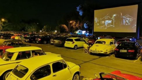 ПУН ПАРКИНГ НА АДИ ЦИГАНЛИЈИ: Ево како изгледа једини београдски биоскоп који ради (ФОТО) ПУН ПАРКИНГ НА АДИ ЦИГАНЛИЈИ: Ево како изгледа једини београдски биоскоп који ради (ФОТО)