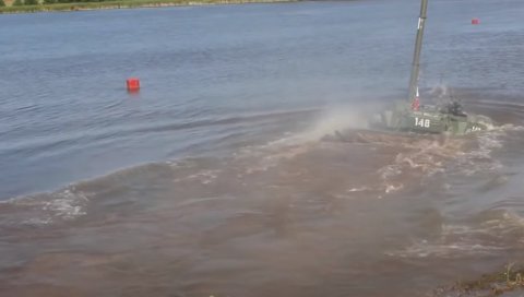 ПЕТ МЕТАРА ИСПОД ПОВРШИНЕ ВОДЕ: Руски Т-72Б3 „смртоносно оружје“ које подсећа на подморницу (ВИДЕО) ПЕТ МЕТАРА ИСПОД ПОВРШИНЕ ВОДЕ: Руски Т-72Б3 „смртоносно оружје“ које подсећа на подморницу (ВИДЕО)