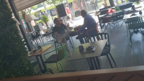 PAUZA U HLADU: Branislav Lečić od tenzija odmara u restoranu PAUZA U HLADU: Branislav Lečić od tenzija odmara u restoranu