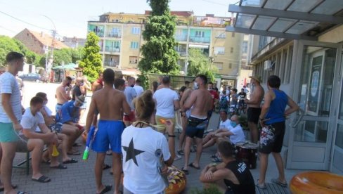 SVI TERAJU INAT: Vlasotinčani ne poštuju odluku Kriznog štaba, na plivanje i pored zabrane SVI TERAJU INAT: Vlasotinčani ne poštuju odluku Kriznog štaba, na plivanje i pored zabrane