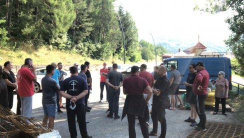 ОКУПЉЕН НАРОД ПРЕД ЦРКВОМ У АНДРИЈЕВИЦИ: Опомињу власти да не дирају црквену имовину ОКУПЉЕН НАРОД ПРЕД ЦРКВОМ У АНДРИЈЕВИЦИ: Опомињу власти да не дирају црквену имовину
