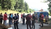 ОКУПЉЕН НАРОД ПРЕД ЦРКВОМ У АНДРИЈЕВИЦИ: Опомињу власти да не дирају црквену имовину ОКУПЉЕН НАРОД ПРЕД ЦРКВОМ У АНДРИЈЕВИЦИ: Опомињу власти да не дирају црквену имовину