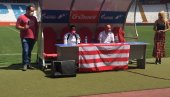 МАРАКАНА ЈЕ МОЈА КУЋА: Канга задужио црвено-белу осмицу, уз спектакуларну промоцију на стадиону Рајко Митић МАРАКАНА ЈЕ МОЈА КУЋА: Канга задужио црвено-белу осмицу, уз спектакуларну промоцију на стадиону Рајко Митић