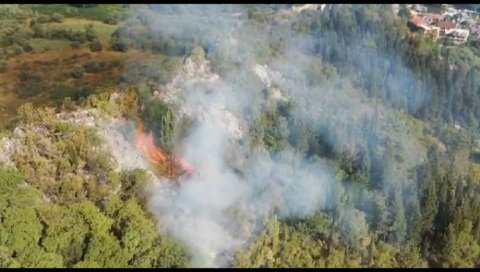 ВЕЛИКИ ПОЖАР У ЦРНОЈ ГОРИ: Ватрогасци се боре са стихијом, полиција тражи пиромана (ФОТО) ВЕЛИКИ ПОЖАР У ЦРНОЈ ГОРИ: Ватрогасци се боре са стихијом, полиција тражи пиромана (ФОТО)