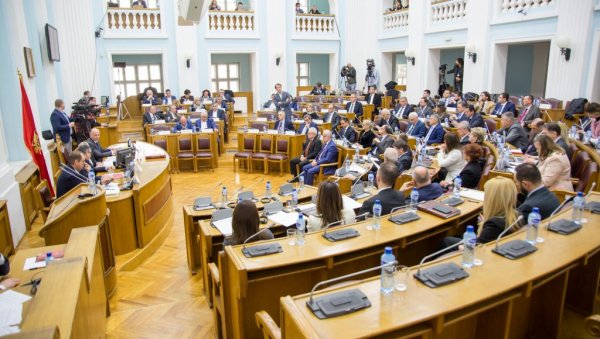 ФОТЕЉЕ БИТНИЈЕ И ОД СТАНДАРДА: Парламентарна већина Црне Горе заборавила колико је бринула о грађанима ФОТЕЉЕ БИТНИЈЕ И ОД СТАНДАРДА: Парламентарна већина Црне Горе заборавила колико је бринула о грађанима