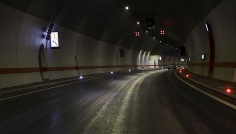 НЕВРЕМЕ СТИГЛО ИЗ СЛОВЕНИЈЕ У ХРВАТСКУ: Алармантно - Вода пробила тунел Учка, пада на аутомобиле (ВИДЕО) НЕВРЕМЕ СТИГЛО ИЗ СЛОВЕНИЈЕ У ХРВАТСКУ: Алармантно - Вода пробила тунел Учка, пада на аутомобиле (ВИДЕО)
