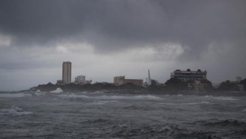URAGAN OPUSTOŠIO BAHAME, JURI KA FLORIDI: Proglašena vanredna situacija, spremaju se za udare vetra od 135 km na čas URAGAN OPUSTOŠIO BAHAME, JURI KA FLORIDI: Proglašena vanredna situacija, spremaju se za udare vetra od 135 km na čas