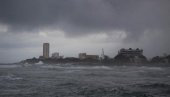TROPSKA OLUJA ISAJA: Skrenula ka severoistoku SAD, u opasnosti Vašington i NJujork, stotine hiljada ljudi bez struje TROPSKA OLUJA ISAJA: Skrenula ka severoistoku SAD, u opasnosti Vašington i NJujork, stotine hiljada ljudi bez struje