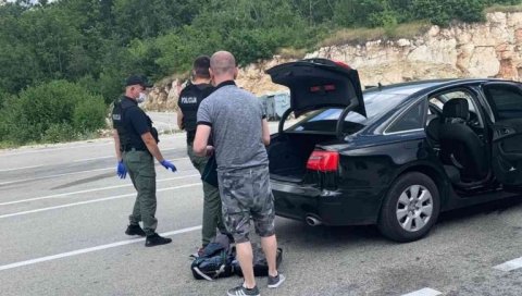 Полиција сат времена претресала возила Мандића и Кнежевића (ФОТО) Полиција сат времена претресала возила Мандића и Кнежевића (ФОТО)