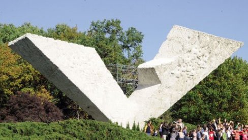 SEĆANJE NA HOLOKAUST: Spomen park „Kragujevački oktobar“ organizuje izložbu Lubardinih radova posvećenu zločinu u Šumaricama SEĆANJE NA HOLOKAUST: Spomen park „Kragujevački oktobar“ organizuje izložbu Lubardinih radova posvećenu zločinu u Šumaricama