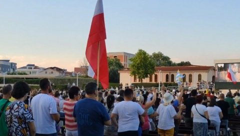 УПРКОС КОРОНИ: Хиљаде католика на фестивалу у Међугорју УПРКОС КОРОНИ: Хиљаде католика на фестивалу у Међугорју