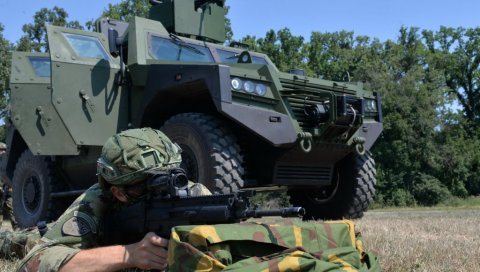 ОДГОВОР НА ПРОВОКАЦИЈУ: Војска уклонила албанску заставу са излетишта изнад Газивода (ВИДЕО) ОДГОВОР НА ПРОВОКАЦИЈУ: Војска уклонила албанску заставу са излетишта изнад Газивода (ВИДЕО)