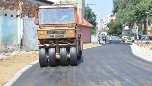 ЗА ЈОШ БРЖУ ПОМОЋ ГРАЂАНИМА: Завршена приступна саобраћајница ка болничком комплексу у Краљеву ЗА ЈОШ БРЖУ ПОМОЋ ГРАЂАНИМА: Завршена приступна саобраћајница ка болничком комплексу у Краљеву