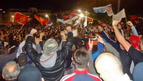 ЦРНОГОРСКА ОПОЗИЦИЈА ИПАК РАЗЈЕДИЊЕНА: Против Мила у три колоне ЦРНОГОРСКА ОПОЗИЦИЈА ИПАК РАЗЈЕДИЊЕНА: Против Мила у три колоне