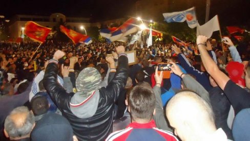 ЦРНОГОРСКА ОПОЗИЦИЈА ИПАК РАЗЈЕДИЊЕНА: Против Мила у три колоне ЦРНОГОРСКА ОПОЗИЦИЈА ИПАК РАЗЈЕДИЊЕНА: Против Мила у три колоне