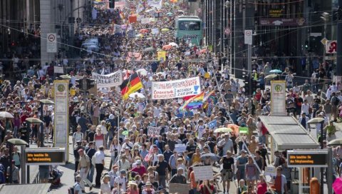 ХАОС У БЕРЛИНУ ЗБОГ МАСОВНИХ ПРОТЕСТА: Повређено 45 полицајаца, ухапшена 133 демонстранта ХАОС У БЕРЛИНУ ЗБОГ МАСОВНИХ ПРОТЕСТА: Повређено 45 полицајаца, ухапшена 133 демонстранта