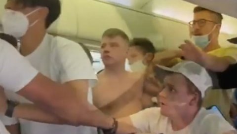 ХАОС НА ЛЕТУ ЗА ИБИЦУ: Туча у авиону, два путника ухапшена јер нису хтели да носе маске (ВИДЕО) ХАОС НА ЛЕТУ ЗА ИБИЦУ: Туча у авиону, два путника ухапшена јер нису хтели да носе маске (ВИДЕО)