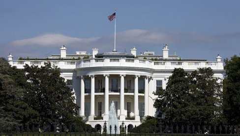 ИНЦИДЕНТ У ВАШИНГТОНУ: Комбијем ударио барикаде испред Беле куће (ФОТО/ВИДЕО)