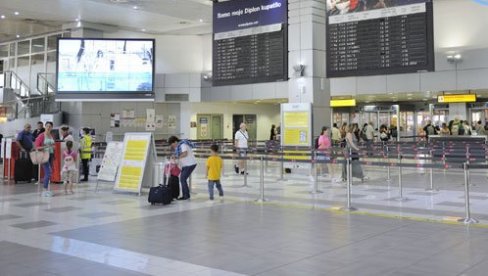 DETALJI POROĐAJA NA AERODROMU NIKOLA TESLA: Čekala avion sa gostima, dočekala - sina DETALJI POROĐAJA NA AERODROMU NIKOLA TESLA: Čekala avion sa gostima, dočekala - sina